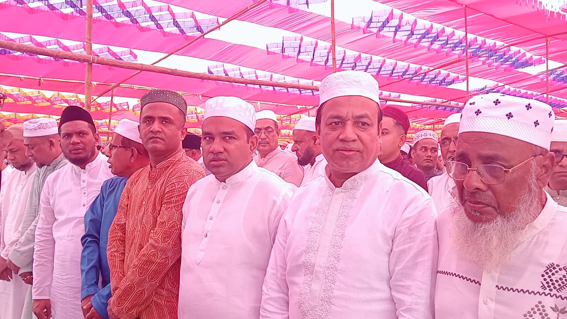 কুমিল্লায় সবচেয়ে বড় ঈদের জামাত অনুষ্ঠিত হয়েছে দাউদকান্দি কেন্দ্রীয় ঈদগাহ মাঠে