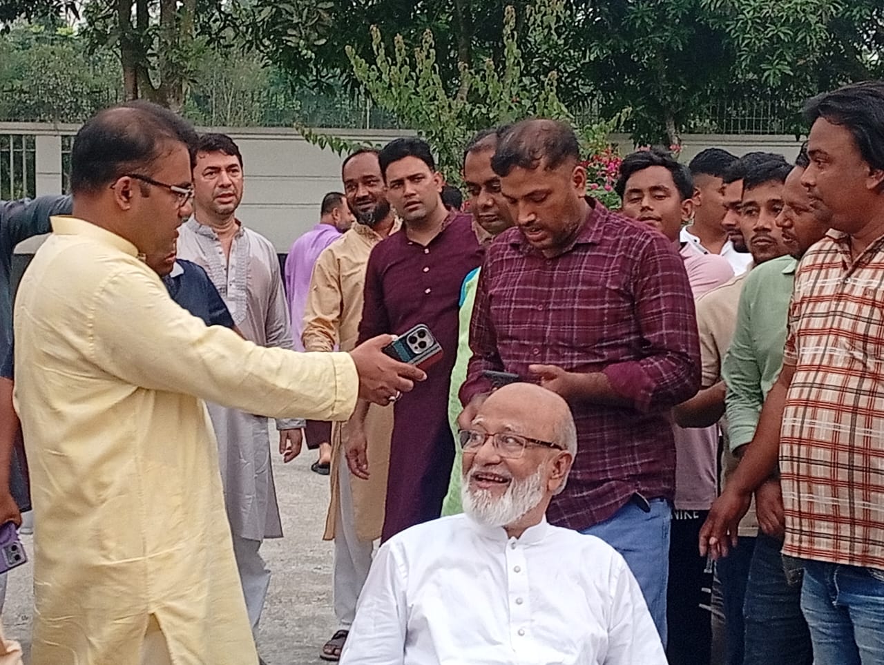 বিএনপি একটি পরিচ্ছন্ন রাজনৈতিক দল এই দলে জুলুমবাজ আওয়ামী লীগের কোনো ঠাঁই নাই।