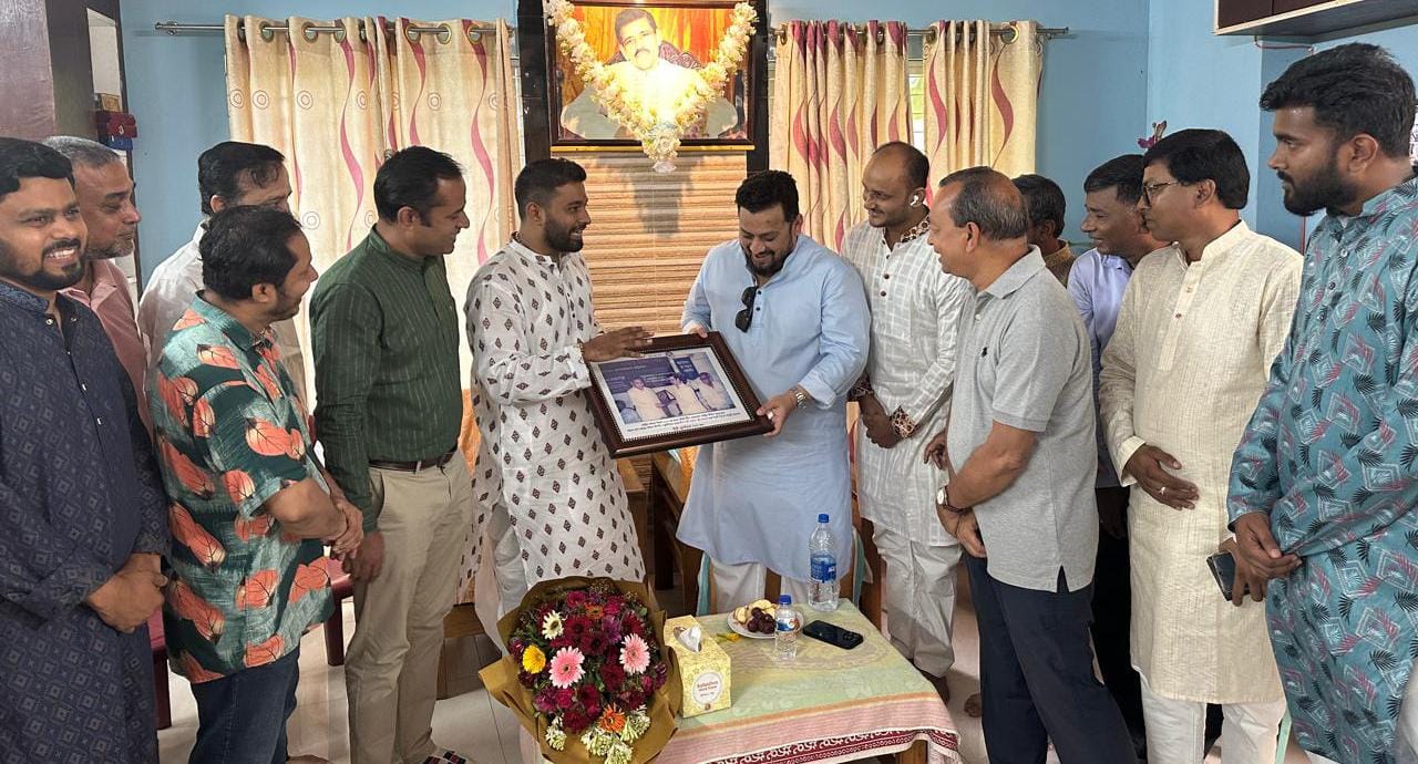 নওগাঁর মান্দায় বৈদ্যুতিক দূর্ঘটনায় দুই হাত হারিয়ে মুখ দিয়ে ছবি এঁকে জীবন সংসার চলে ইব্রাহিমের